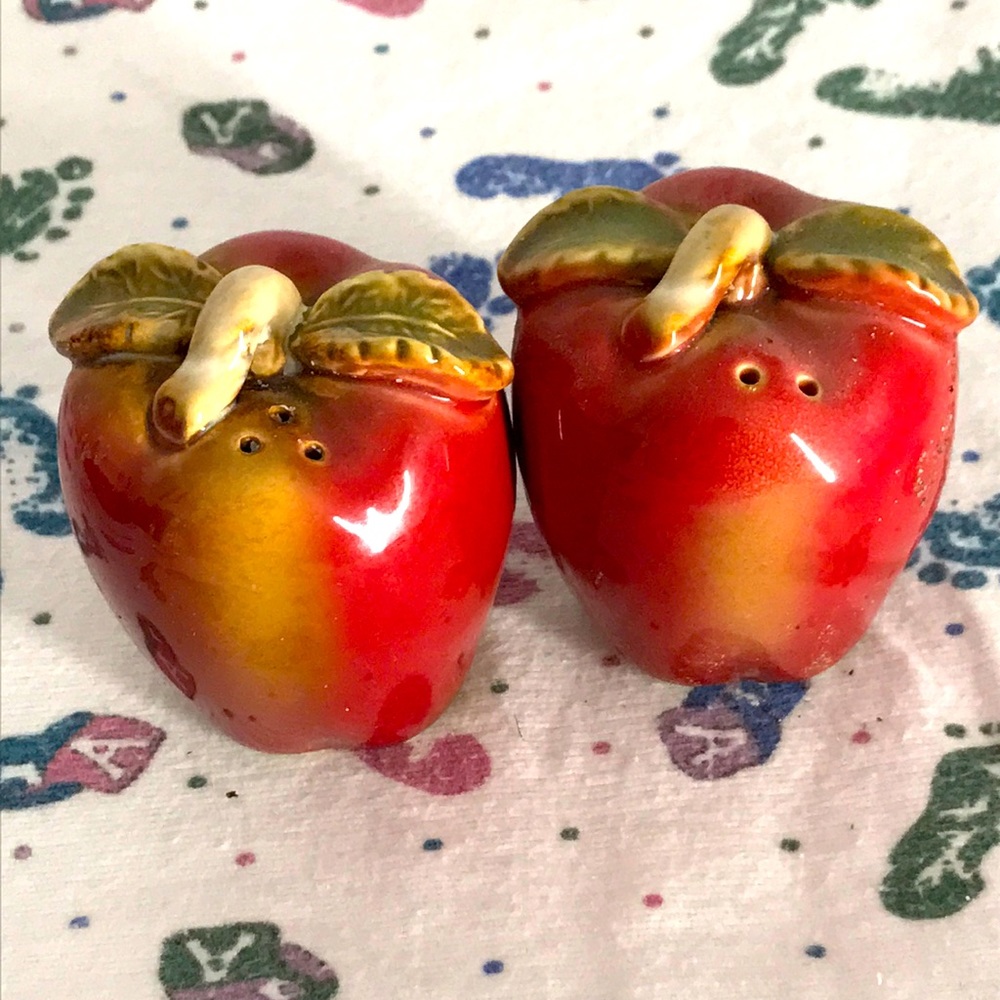 Apple Salt & Pepper Shakers